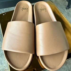 Beek Pelican Leather Platform Sandal Sz 9 - Honey, Retail: $280
